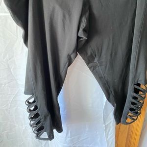 Livi work out pants   Detail leg crisscross Capri